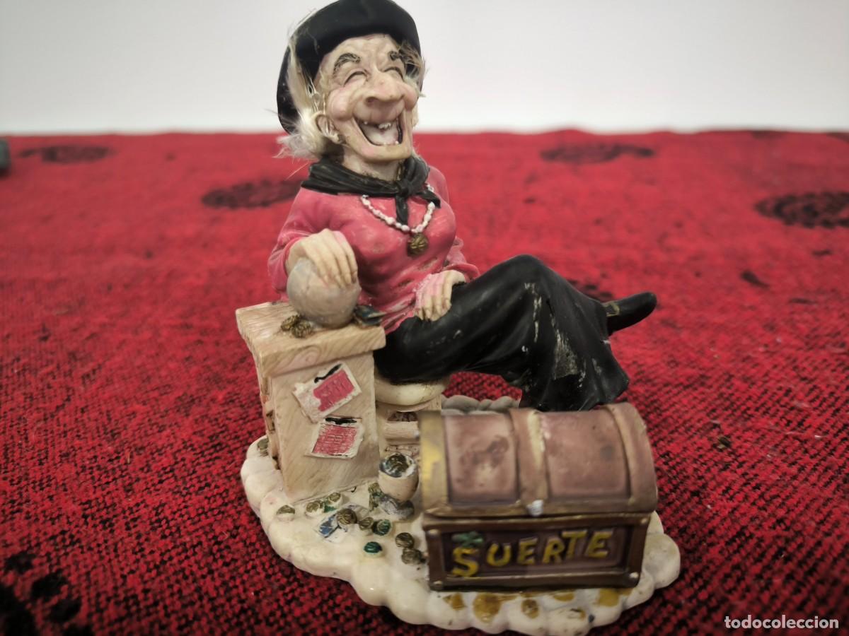 Antiques: Figura Decorativa Bruja Adivina Con Cofre &ldquo;Suerte&rdquo; &ndash; Escena Humor&iacute;stica Con Detalles Vintage