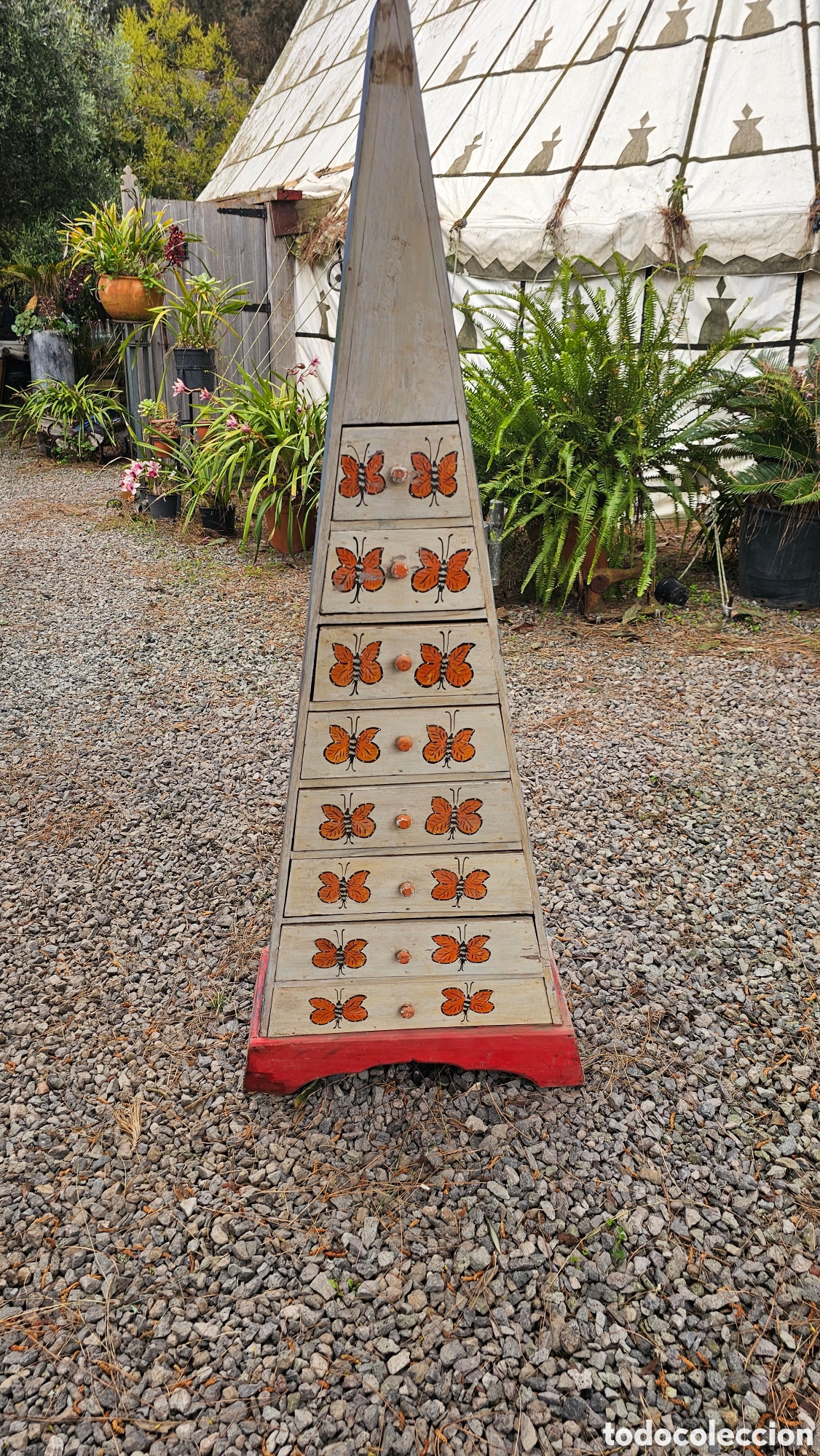 Antig&uuml;edades: Antigua cajonera / gavetero piramidal de madera pintada a mano