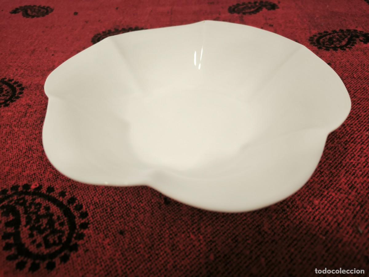 Antiguidades: Fuente De Porcelana Blanca &ndash; Centro De Mesa Elegante Con Borde Ondulado