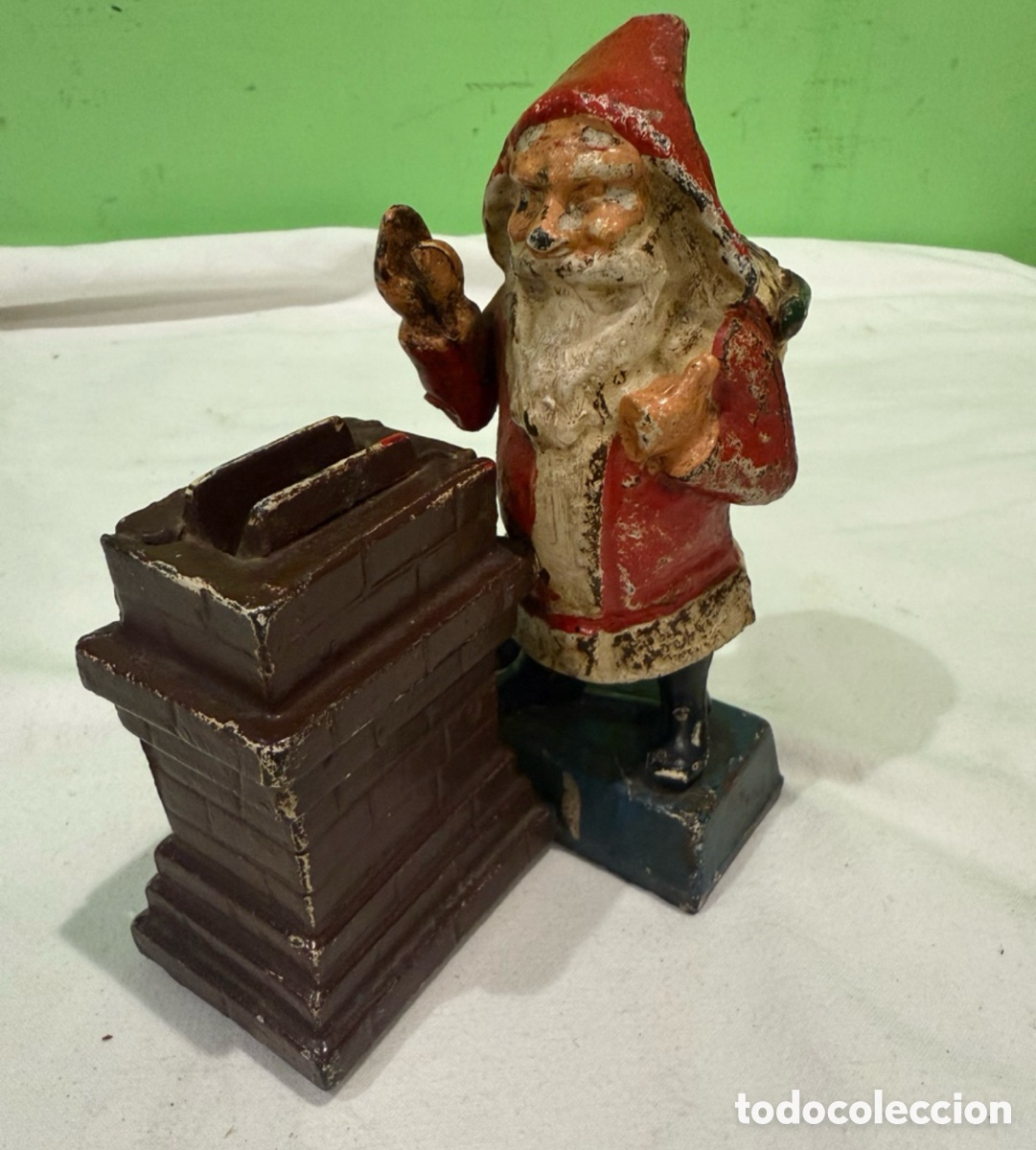 Antig&uuml;edades: Hucha mec&aacute;nica antigua de hierro fundido con forma de chimenea de Pap&aacute; Noel.SXIX.