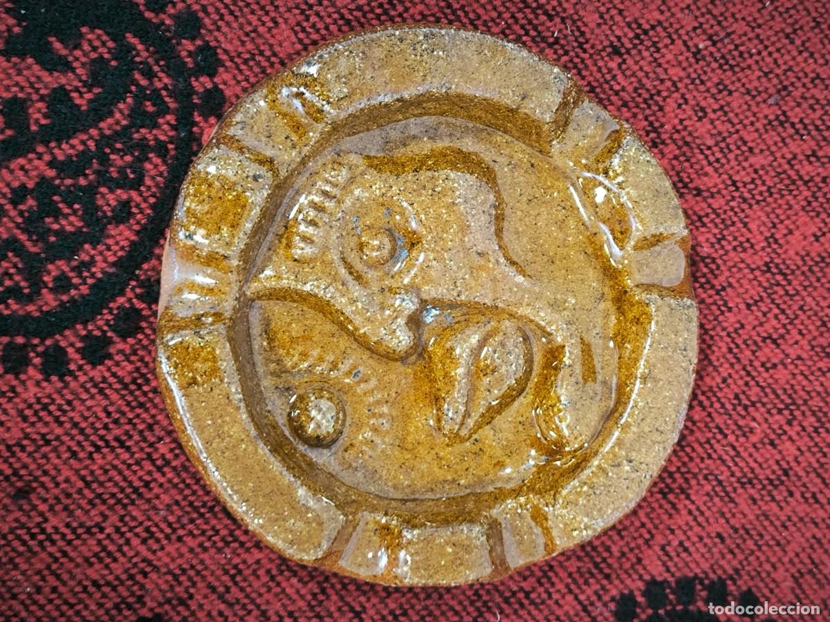 Antig&uuml;edades: Cenicero De Cer&aacute;mica Artesanal 13 Cm &ndash; Dise&ntilde;o En Relieve Con Motivo Figurativo