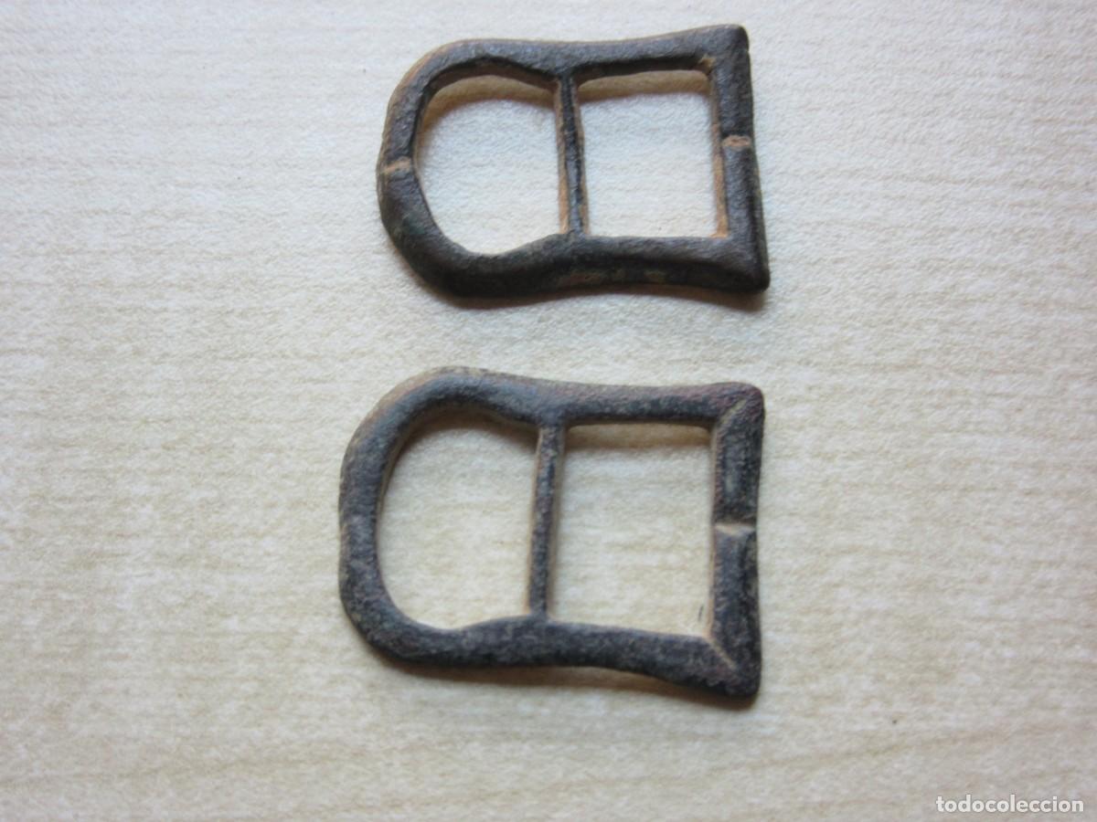 Antig&uuml;edades: 2 hebillas asim&eacute;tricas de bronce S XV-XVI Medidas aproximadas 2,7 x 2 cm