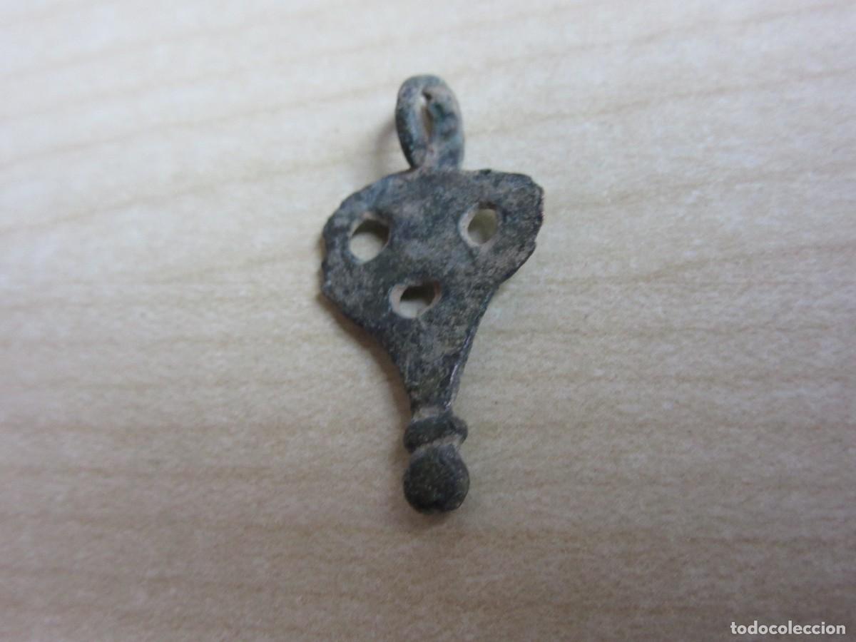 Antig&uuml;edades: Pinjante probablemente medieval o romano Medidas 2,6 x 1,5 cm
