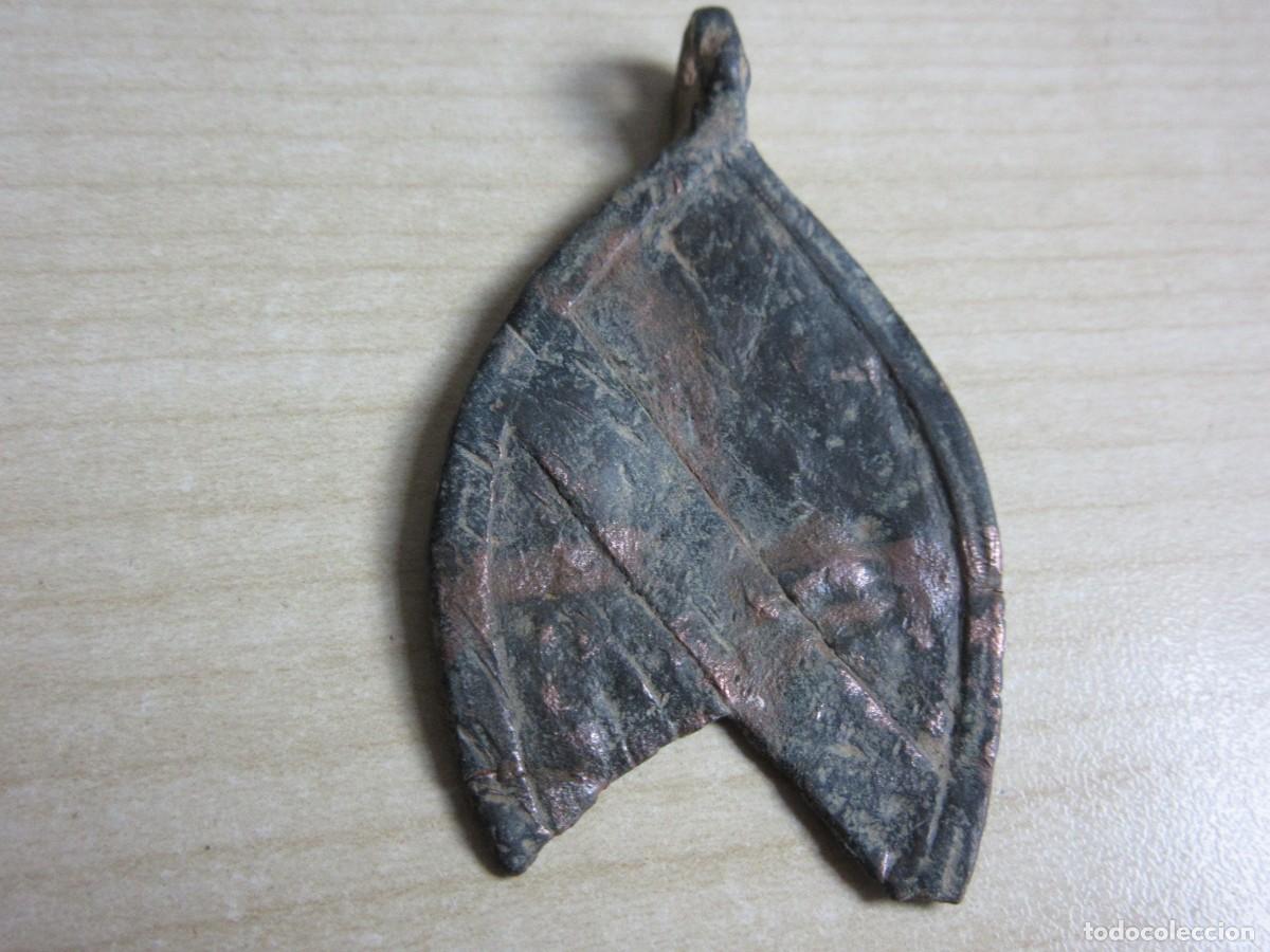 Antiquit&eacute;s: Pinjante de bronce medieval Medidas 5,6 x 3,4 cm