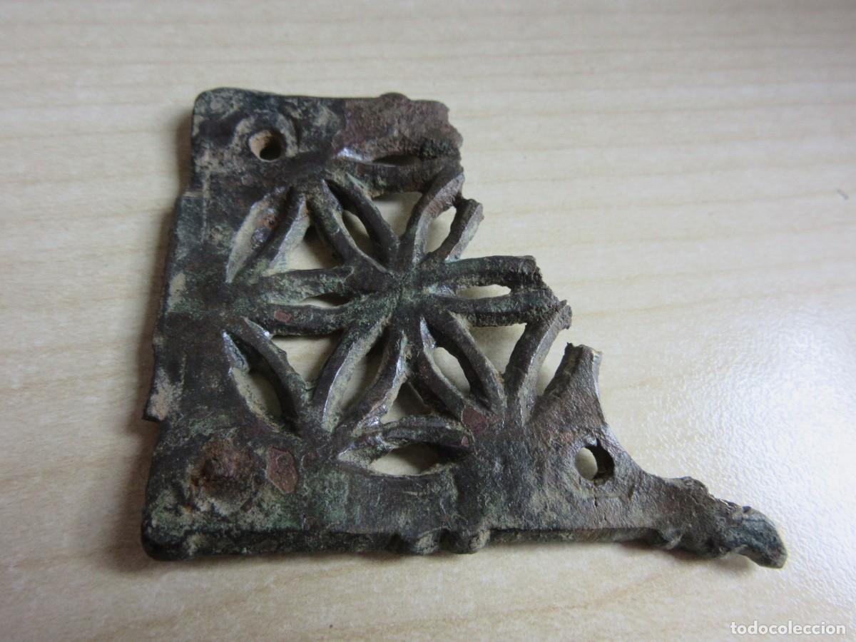 Antiquit&eacute;s: Parte de placa ornamental de bronce Medieval Medidas 5,5 x 4,9 cm