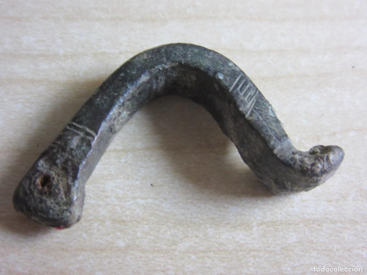 Antig&uuml;edades: F&iacute;bula de bronce decorada &Eacute;poca romana Ancho 3,8 cm