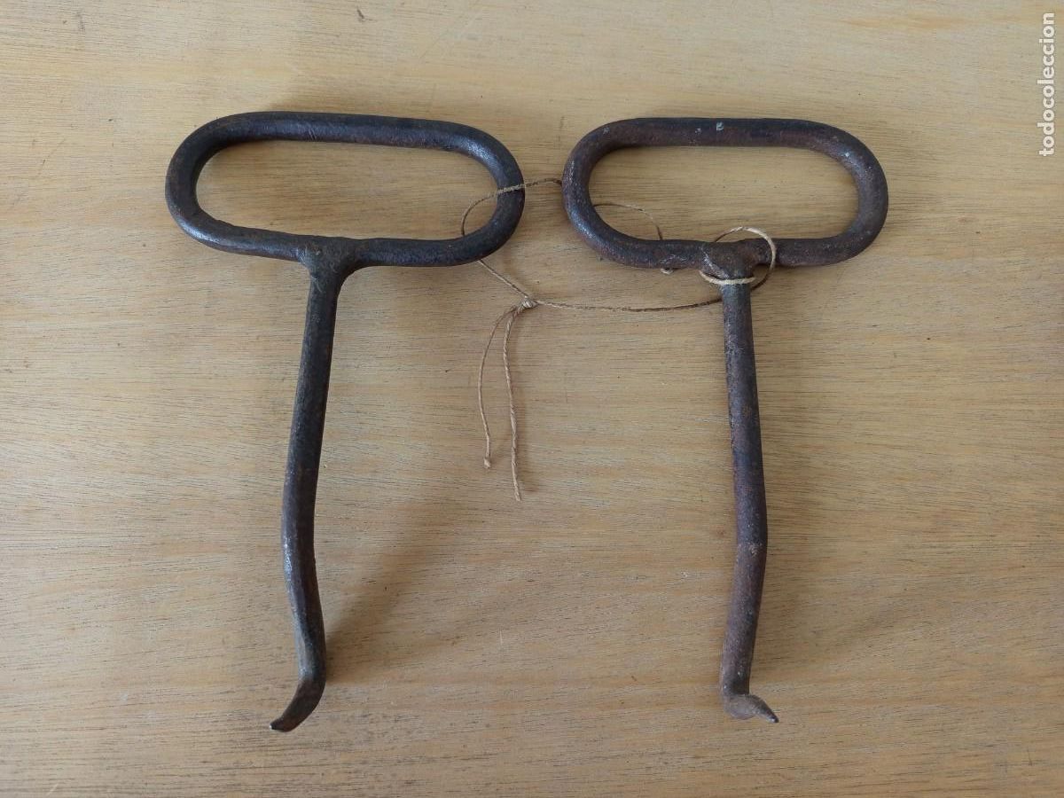 Antig&uuml;edades: 2 antiguos ganchos de hierro forjado