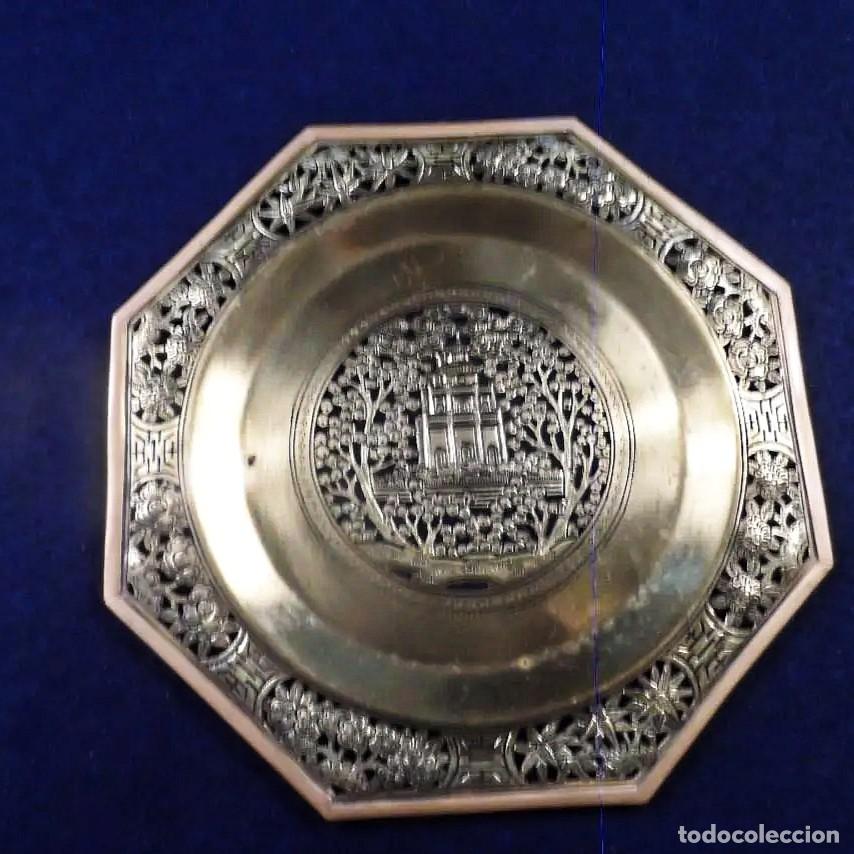 Antig&uuml;edades: PLATO DECORATIVO EN LATON CON PAGODA O TEMPLO. VIETNAM. MED. 19 X 19 CMS