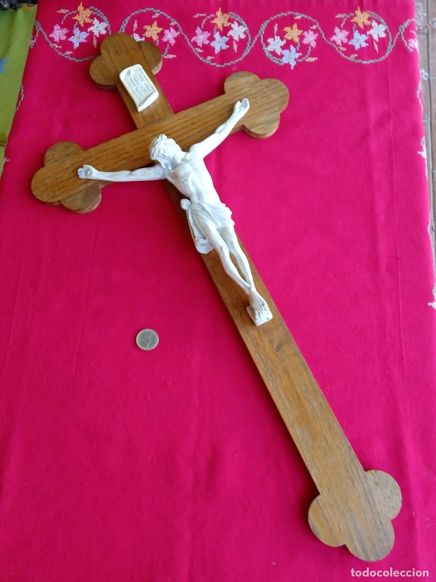 Antig&uuml;edades: Crucifijo antiguo con cruz de madera