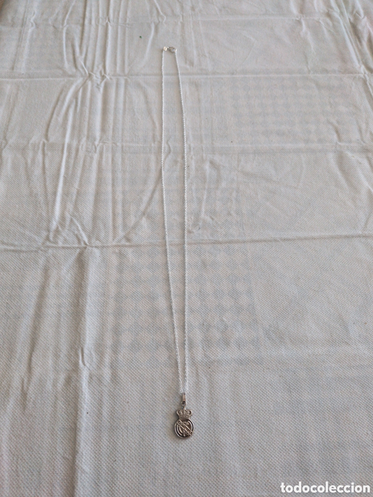 Antig&uuml;edades: Colgante y cadena escudo Real Madrid plata de ley 925