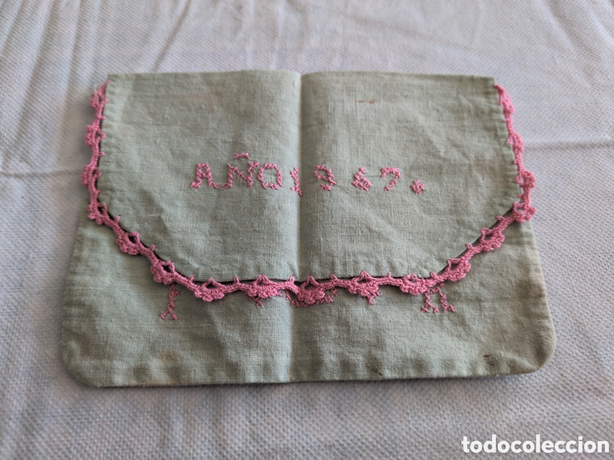 Antig&uuml;edades: Antiguo monedero o sobre de tela con bordado a&ntilde;o 1947