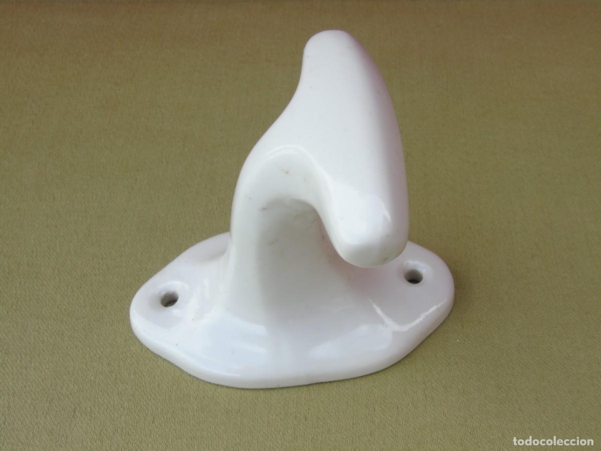 Antiquit&auml;ten: COLGADOR DE CER&Aacute;MICA BLANCO. NUMERADO 395.