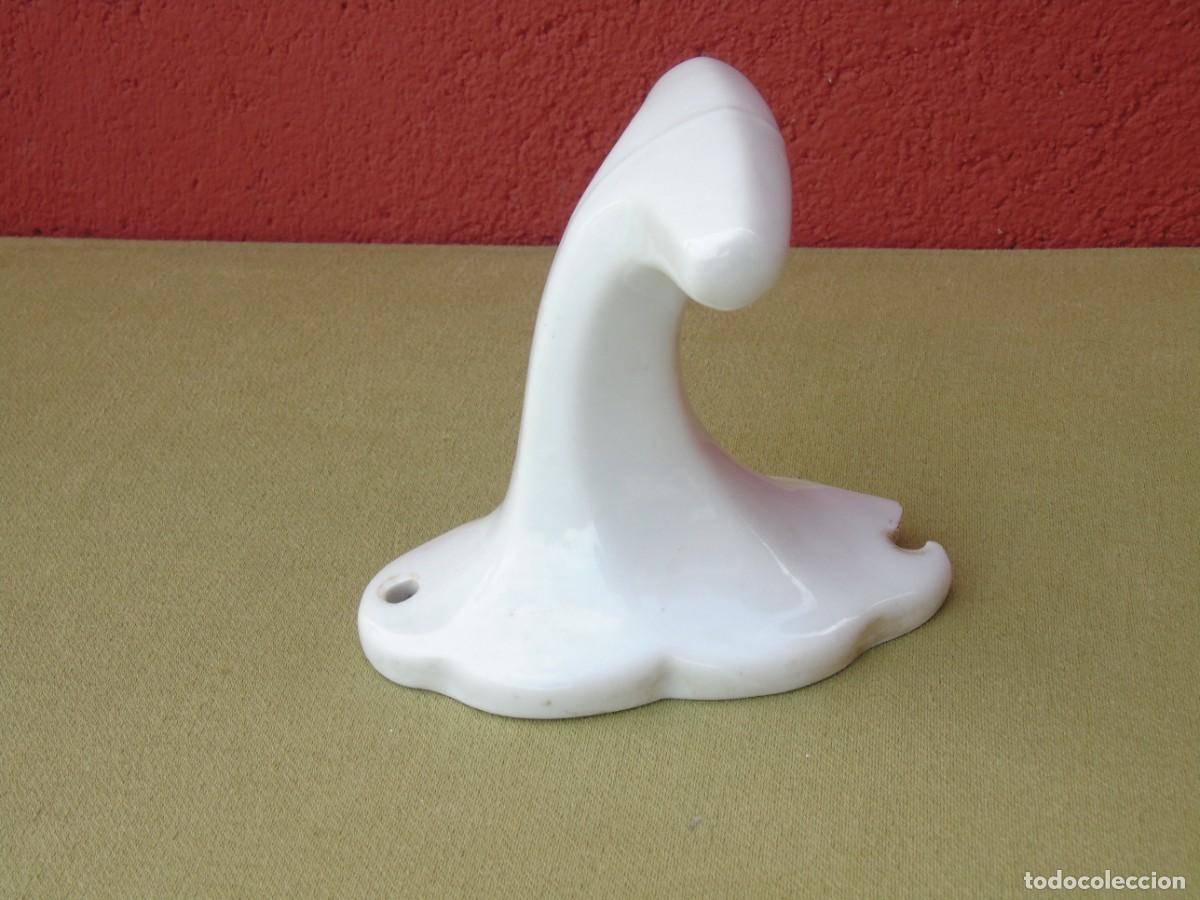 Antig&uuml;edades: COLGADOR DE CER&Aacute;MICA BLANCO. - Foto 1