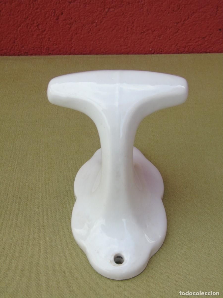 Antig&uuml;edades: COLGADOR DE CER&Aacute;MICA BLANCO. - Foto 2