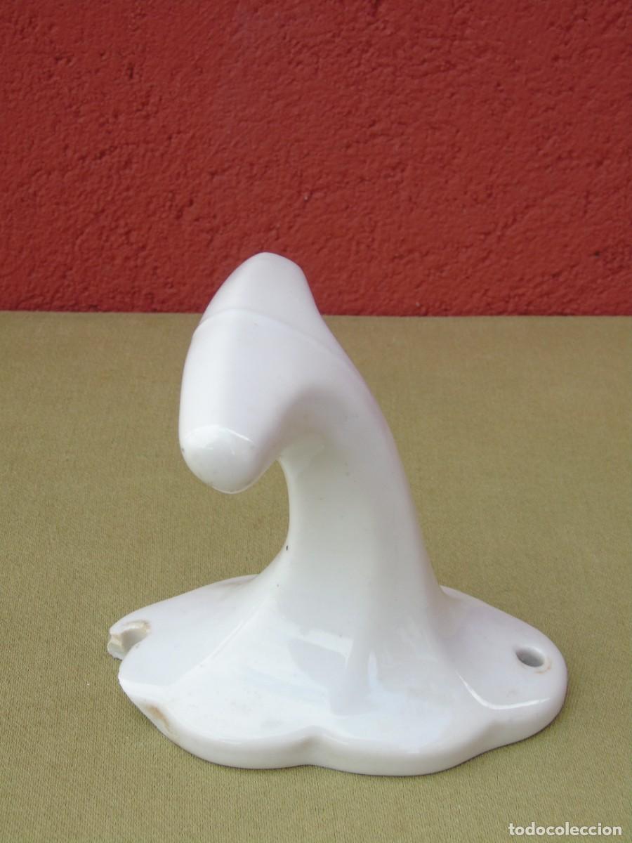 Antig&uuml;edades: COLGADOR DE CER&Aacute;MICA BLANCO. - Foto 3