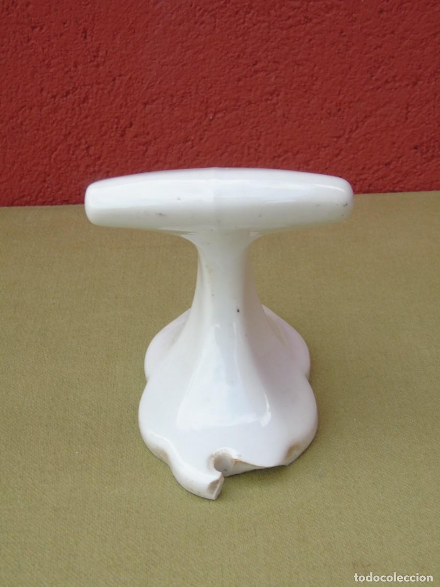 Antig&uuml;edades: COLGADOR DE CER&Aacute;MICA BLANCO. - Foto 4