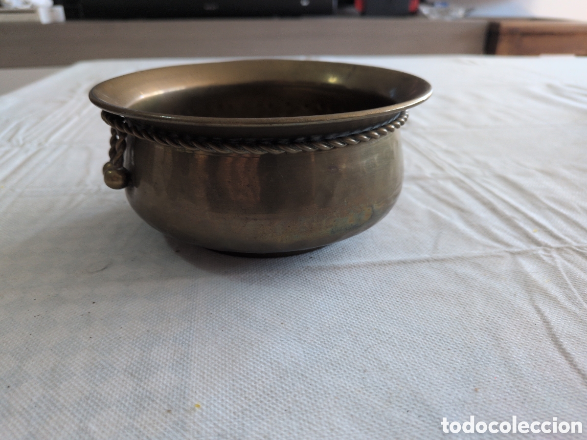 Antig&uuml;edades: Antiguo macetero de lat&oacute;n