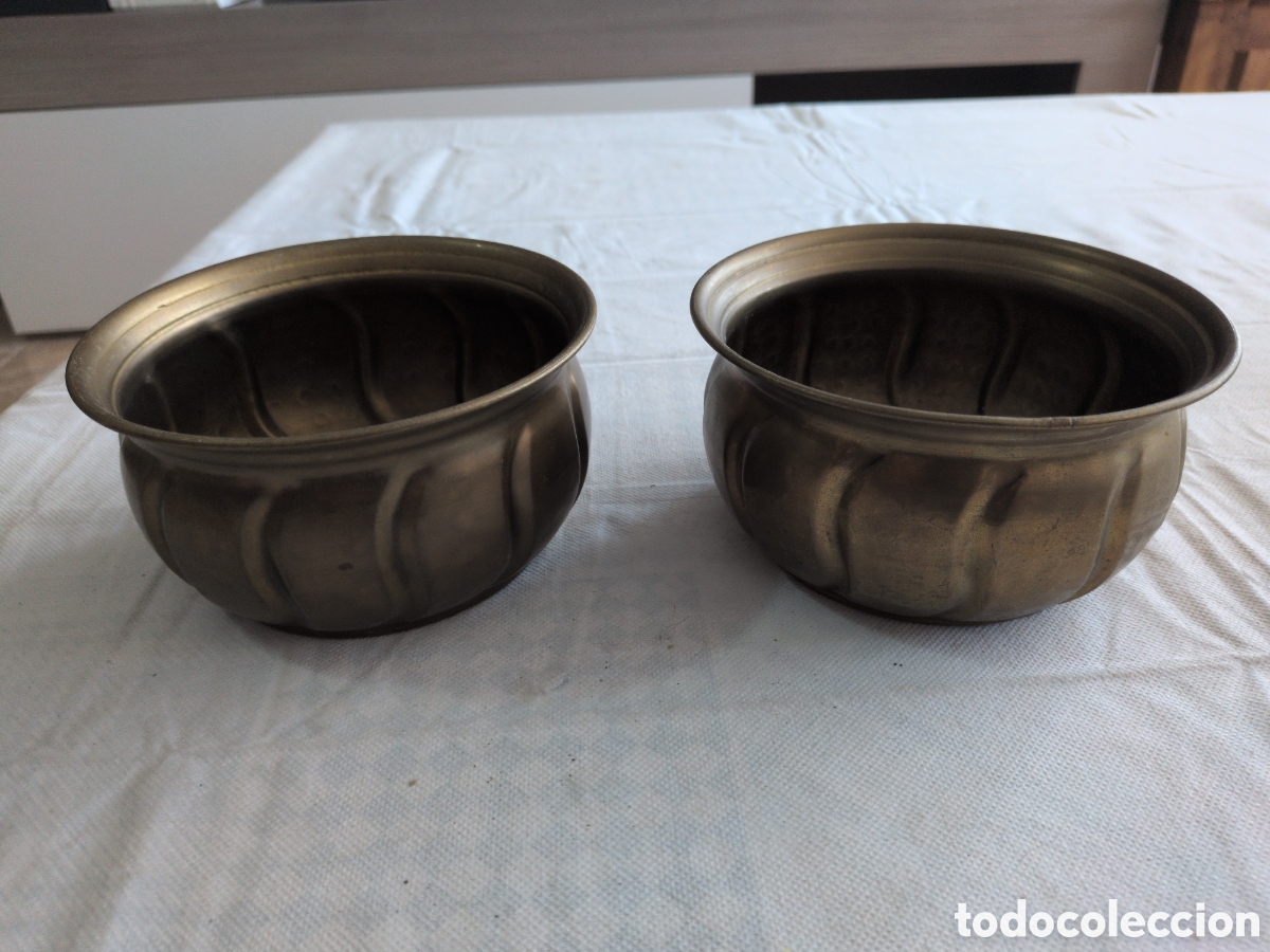 Antig&uuml;edades: Par de maceteros de lat&oacute;n con bonito dise&ntilde;o