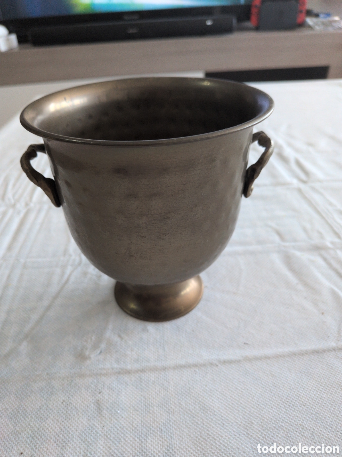 Antiquit&auml;ten: Antigua cubitera de lat&oacute;n