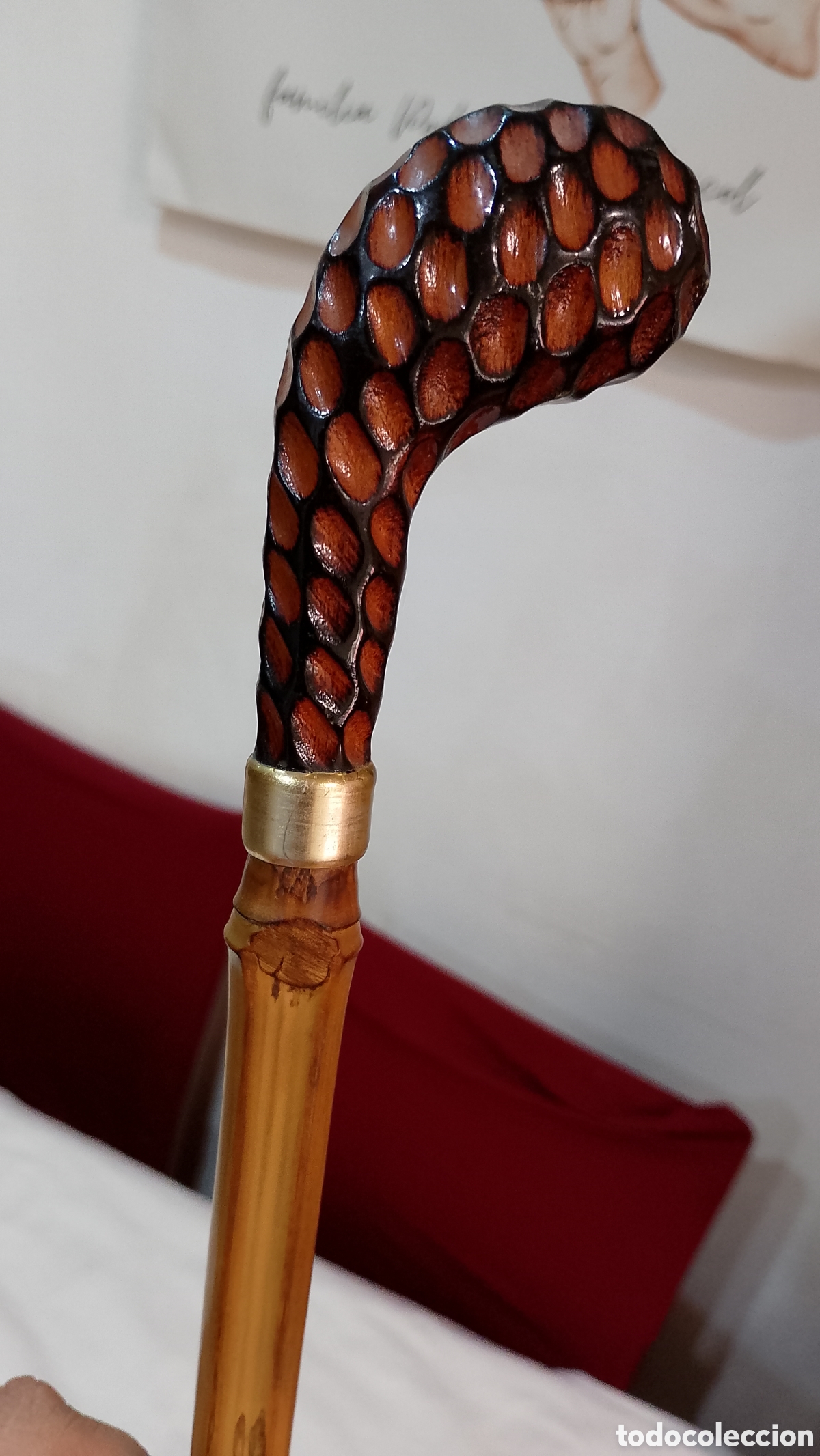 Antig&uuml;edades: Antiguo bast&oacute;n de ca&ntilde;a de bamb&uacute; y madera tallada