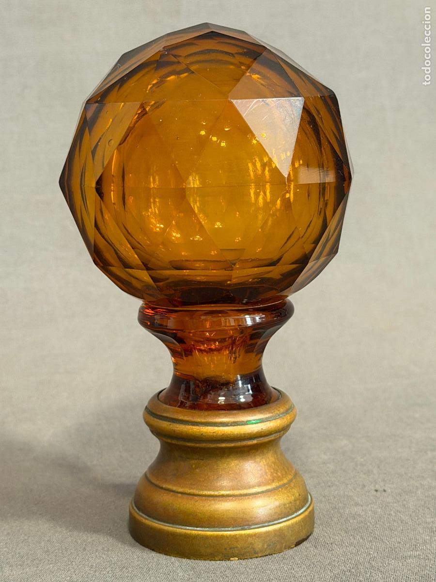 Antig&uuml;edades: Remate de escalera en cristal &aacute;mbar facetado del S. XIX . di&aacute;metro 9 cm.