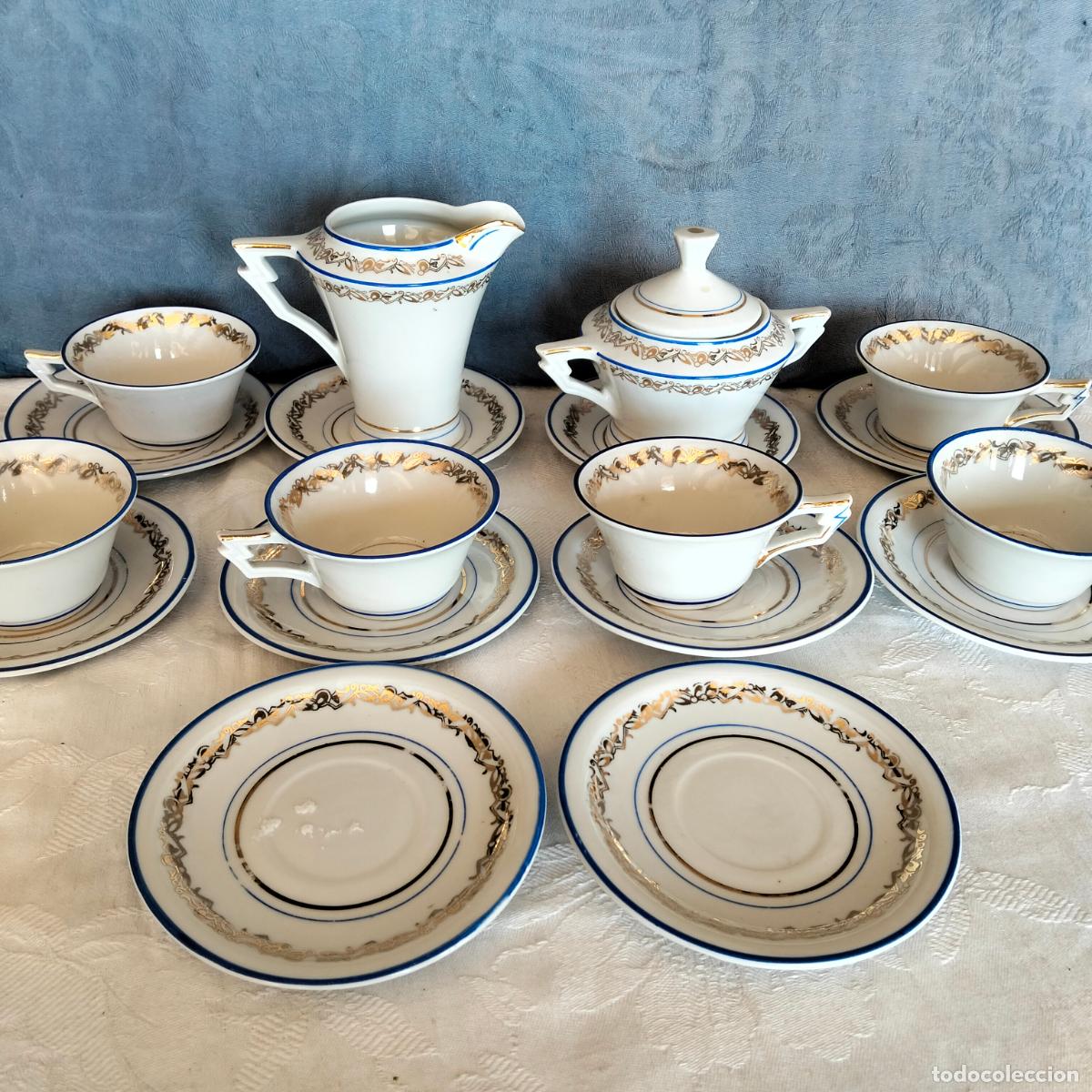 Antig&uuml;edades: Juego de caf&eacute; de porcelana blanca con filo azul y cenefa dorada marca Jager a&ntilde;os 60