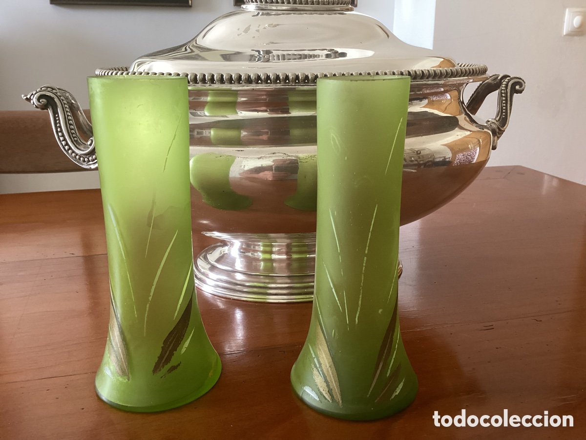 Antig&uuml;edades: Par de violeteros, o vaso &ldquo;soliflore&rdquo;, en vidrio verde de Bohemia.