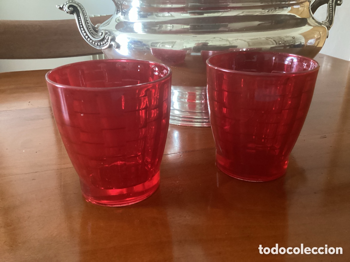 Antiquit&auml;ten: Par de vasos en vidrio rojo, Dise&ntilde;o interior geom&eacute;trico con celdas vintage1950.