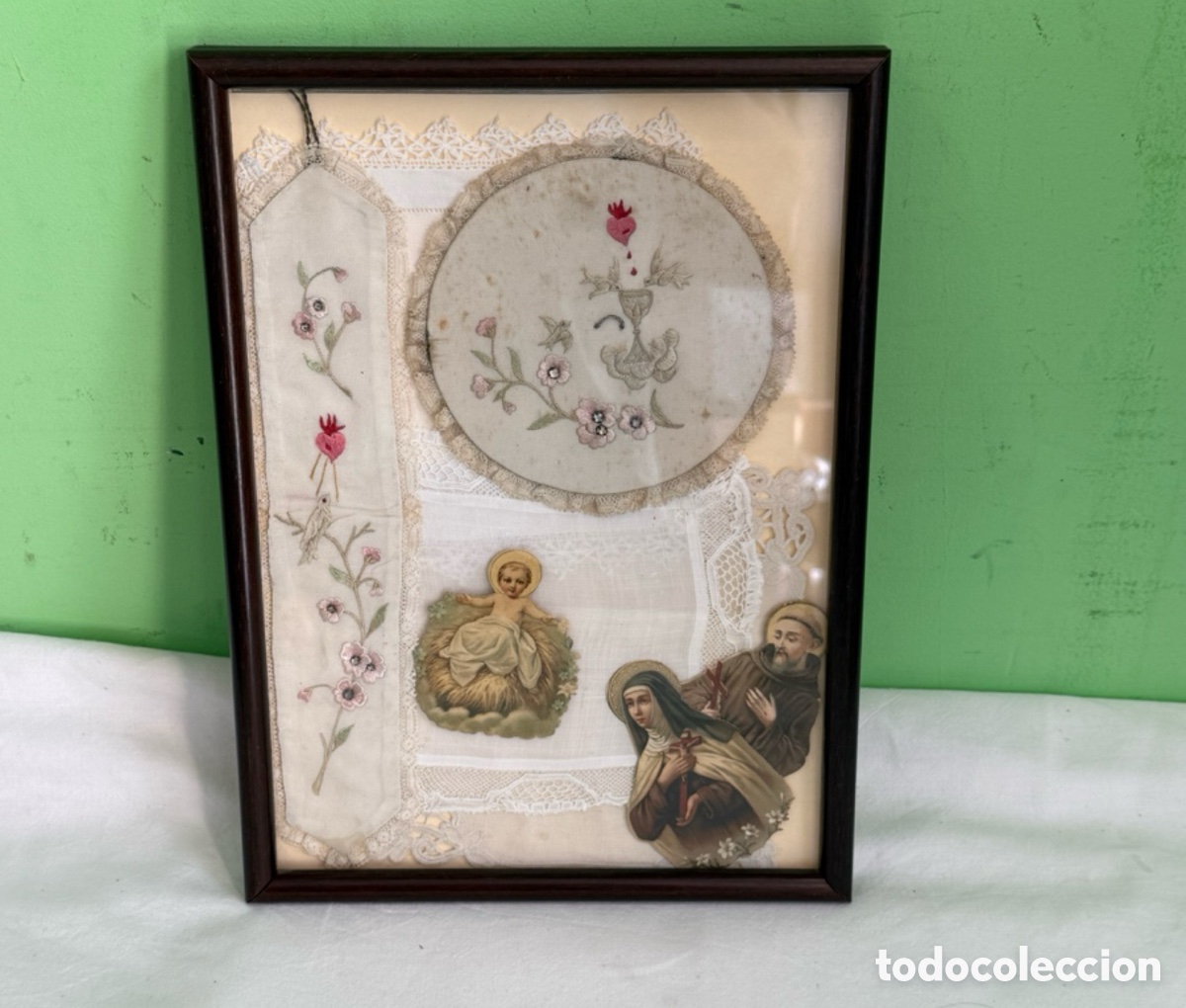 Antiguidades: Antiguo cuadro religioso bordado sobre seda con estampas devocionales enmarcado siglo XX