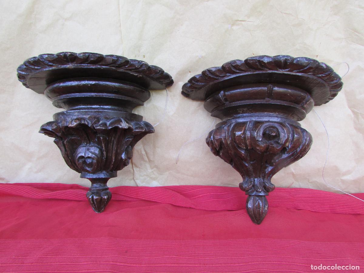 Antig&uuml;edades: Dos PEANAS antiguas talladas . Madera de casta&ntilde;o. M&eacute;nsulas parejas