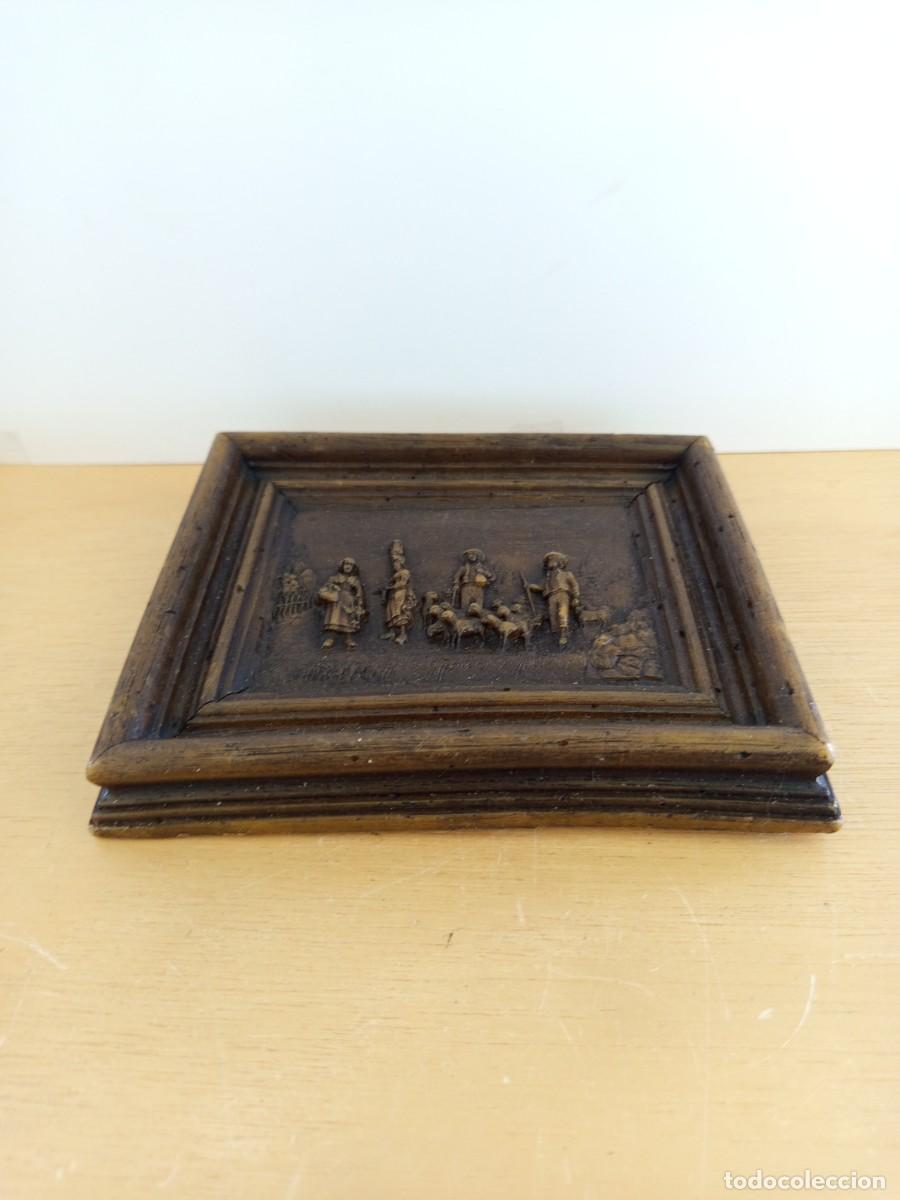 Antig&uuml;edades: Placa antigua tallada en cera figuras de campesinos alemanas