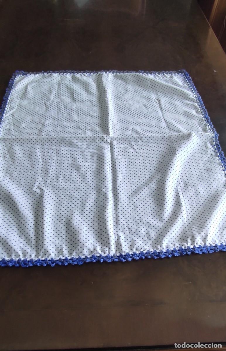 Antig&uuml;edades: MANTE/TAPETE DE ALGODON BLANCO CON TOPITOS AZULES Y PUNTILLA DE GANCHILLO ARTESANAL.