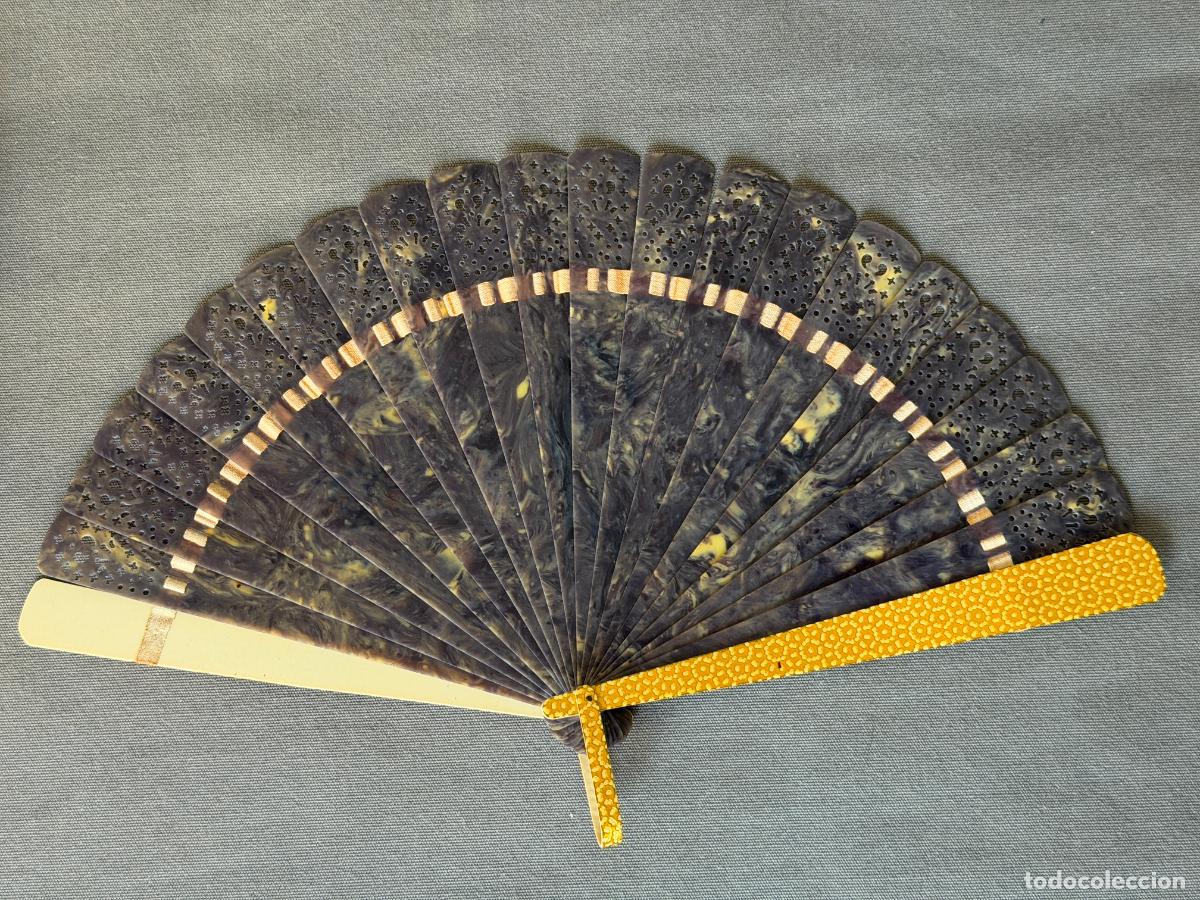 Antig&uuml;edades: Peque&ntilde;o y antiguo abanico Japon&eacute;s de celuloide con silueta pintada