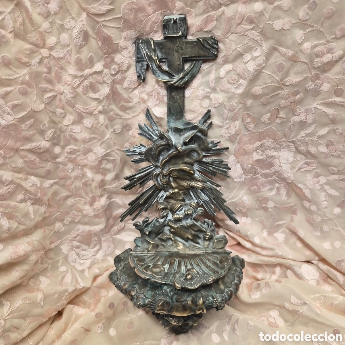 Antig&uuml;edades: Benditera en bronce cruz querubines &aacute;ngeles