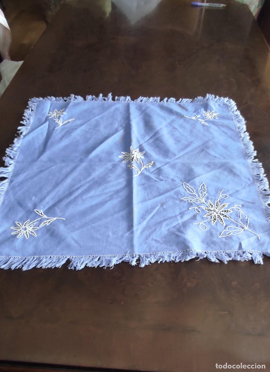 Antig&uuml;edades: MANTEL/TAPETE VINTAGE AZUL CON BORDADO DE RECORTE (RICHELIEU)
