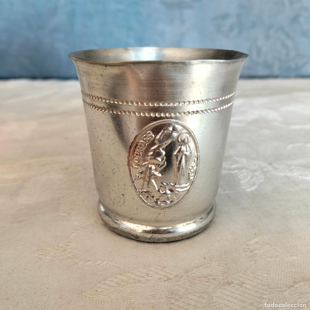 Antig&uuml;edades: Vaso vasito Virgen de Lourdes antiguo de aluminio recuerdo de Lourdes de los a&ntilde;os 60
