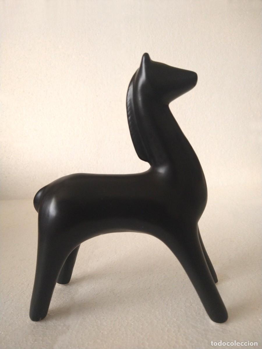 Antig&uuml;edades: Antig&uuml;a figura de caballo en porcelana negra