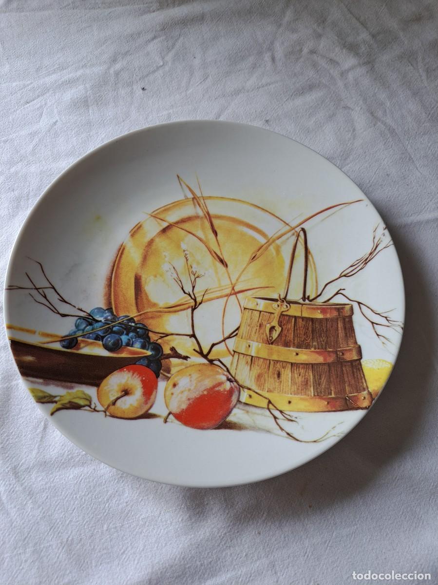 Antig&uuml;edades: Plato de porcelana Sambo decorado con frutas y cubo de madera.