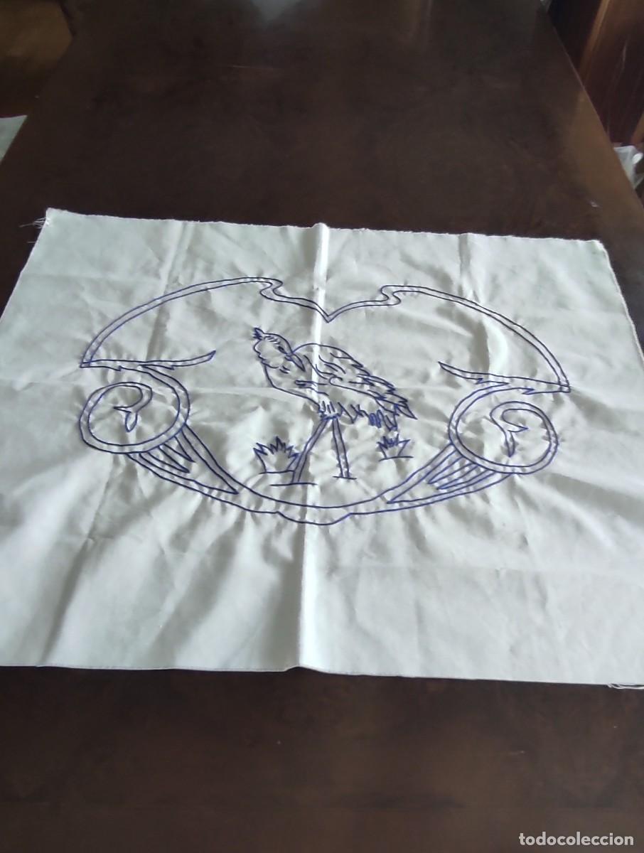 Antig&uuml;edades: BORDADO ARTESANAL EN HILO AZUL SOBRE TELA CLARA &ndash; MOTIVO DE AVE CON ARCO ORNAMENTAL.