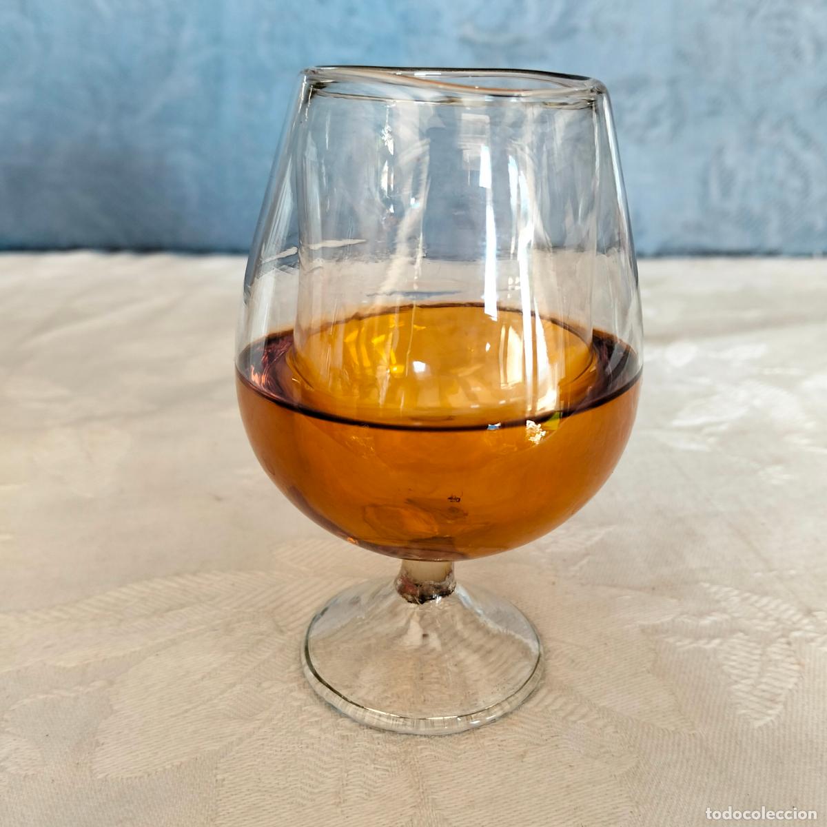 Antiques: Copa copita de co&ntilde;ac de cristal soplado a mano con liquido en su interior trampantojo a&ntilde;os 50-60