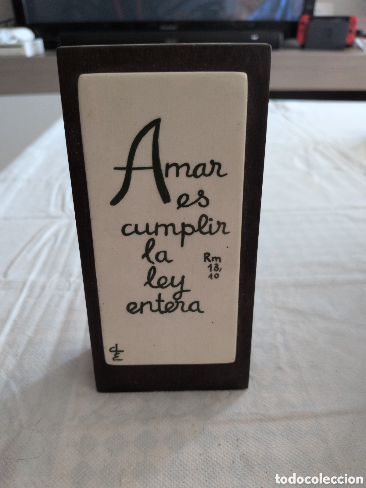 Antig&uuml;edades: Cu&ntilde;o de madera con una placa cer&aacute;mica decorada con una inscripci&oacute;n firmado autor