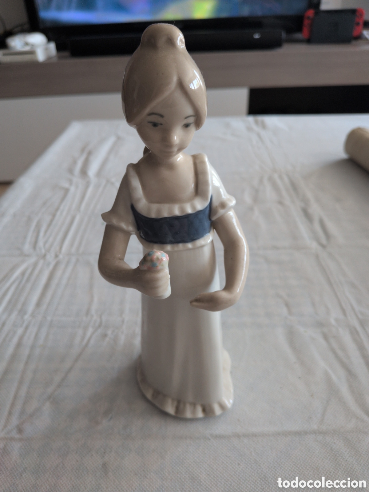 Antig&uuml;edades: Figura de porcelana de la marca Rex, una firma de Valencia, Espa&ntilde;a.