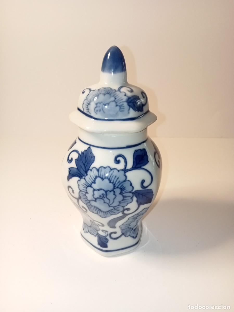 Antig&uuml;edades: TARRO BLANCO Y AZUL CON TAPA