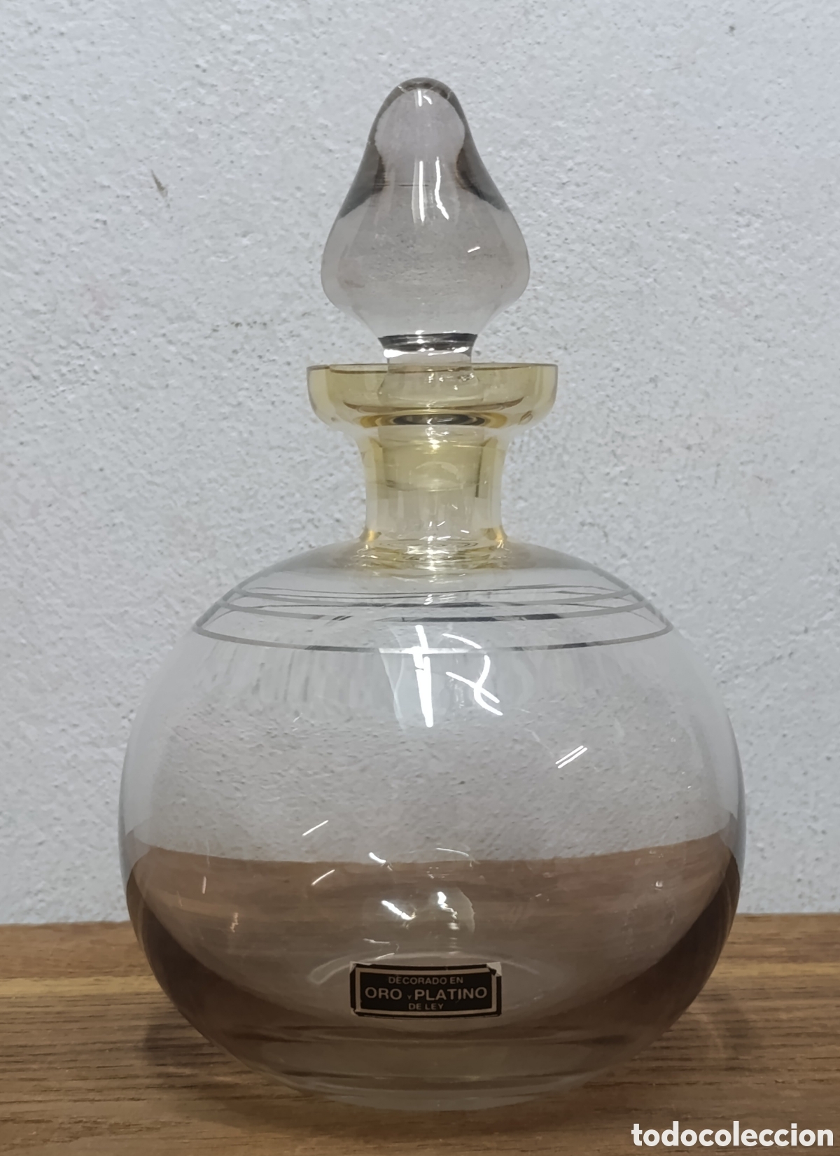 Antig&uuml;edades: ANTIGUA LICORERA DE CRISTAL DECORADA CON ORO Y PLATINO