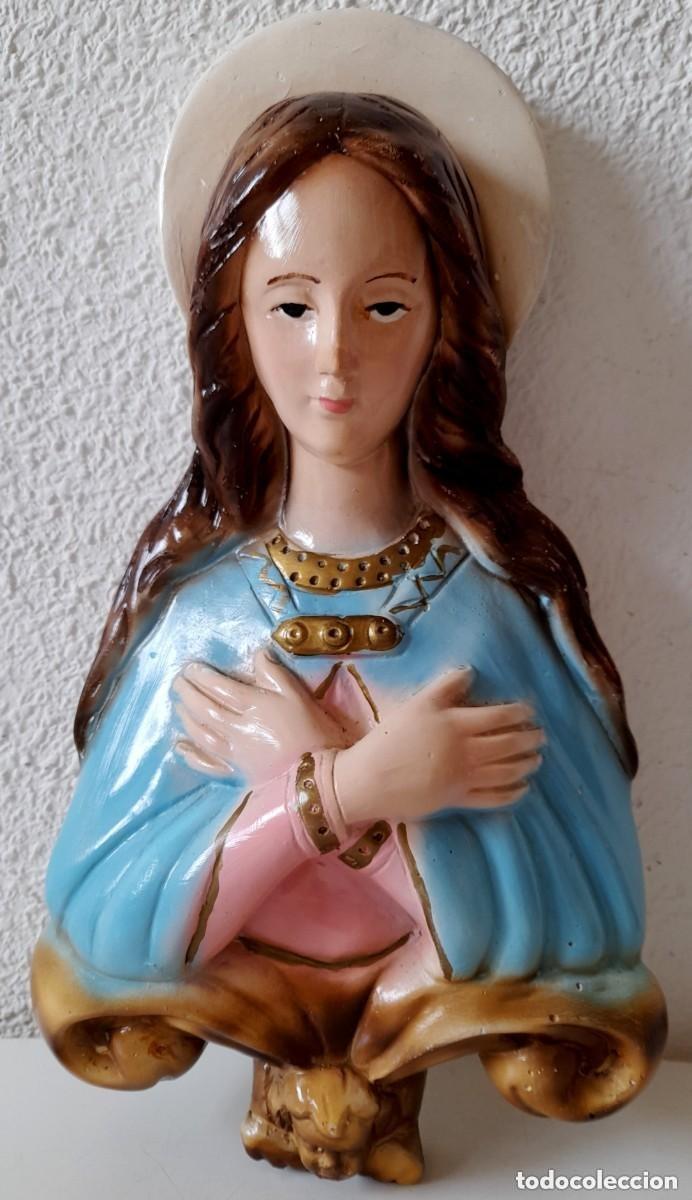 Antig&uuml;edades: Imagen Virgen Mar&iacute;a escultura relieve colgar pared a&ntilde;os 60 70 escayola yeso pintada a mano 37x21 cm