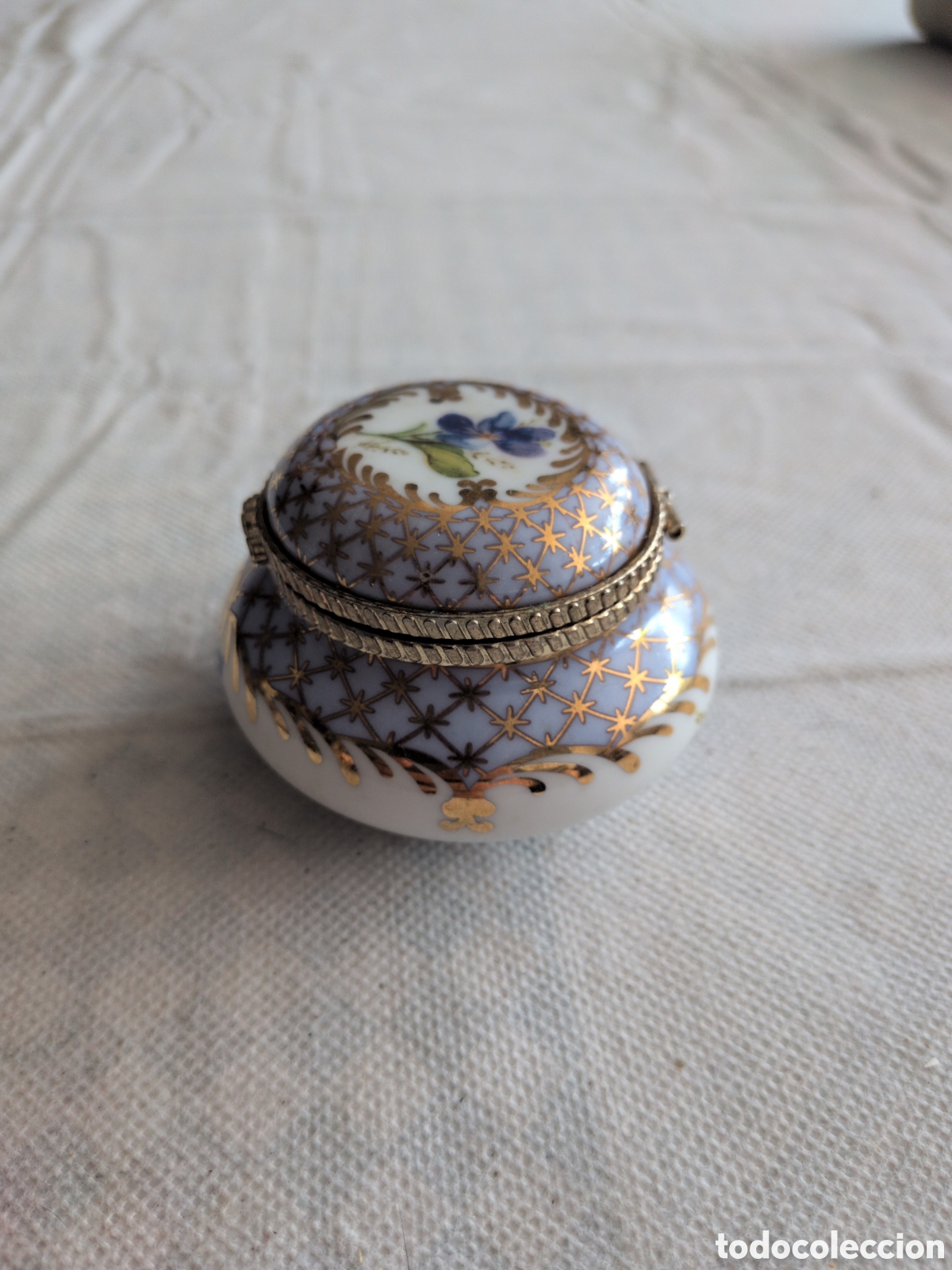 Antig&uuml;edades: Pastillero de porcelana china con bonito dise&ntilde;o