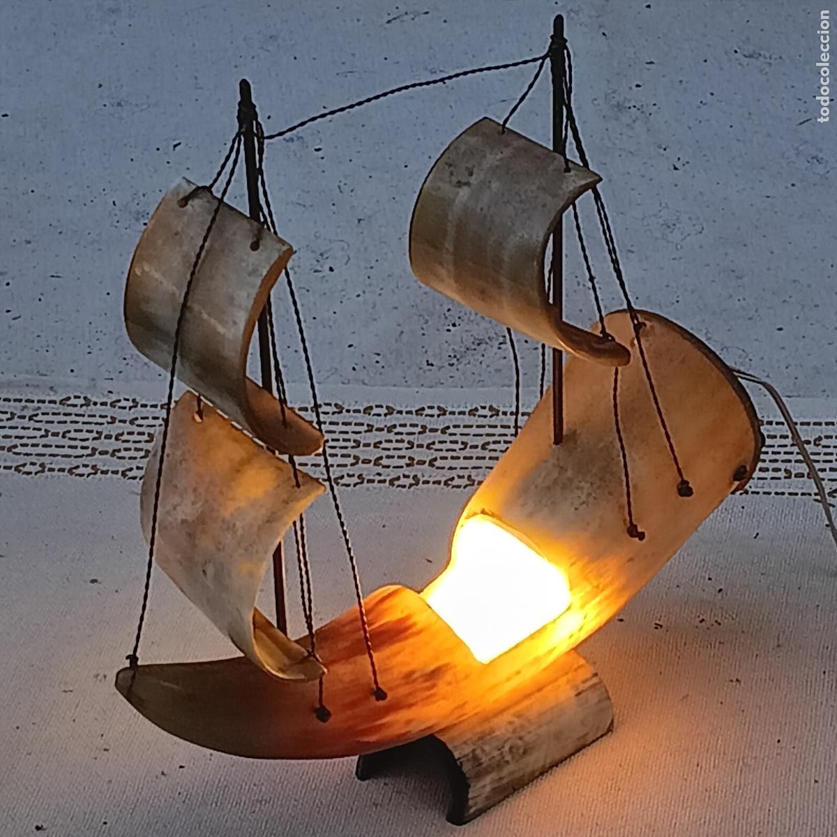 Antig&uuml;edades: LAMPARA BARCO DE SOBREMESA EN CUERNA O ASTA CLARA DE TORO - GENOVA.