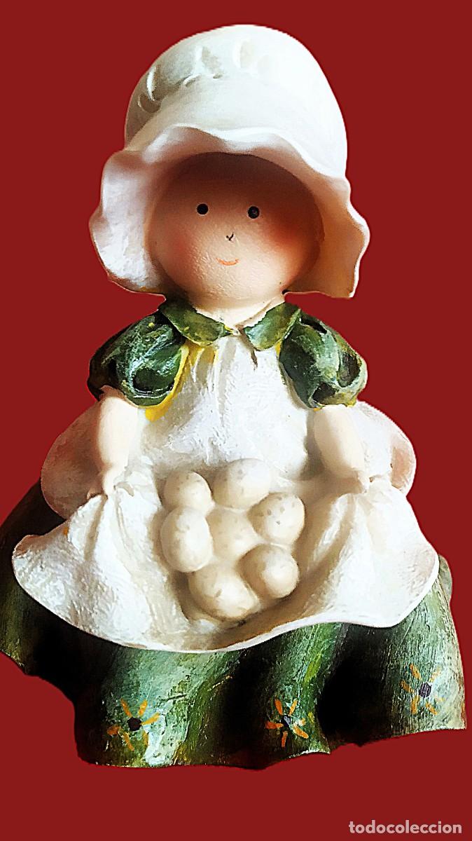 Oggetti Antichi: Figura Ni&ntilde;a con huevos en delantal