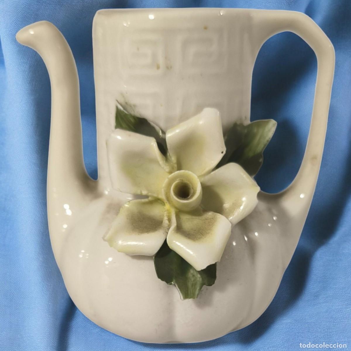 Oggetti Antichi: Antiguo Jarr&oacute;n Decorativo De Porcelana Con Flor En Relieve &ndash; Pieza Elegante De Estilo Cl&aacute;sico