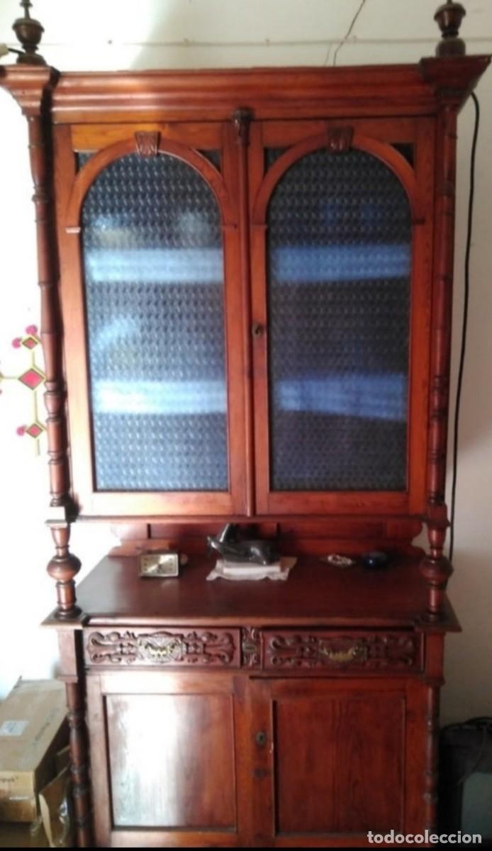 Antig&uuml;edades: Mueble vitrina aparador estilo Isabelino